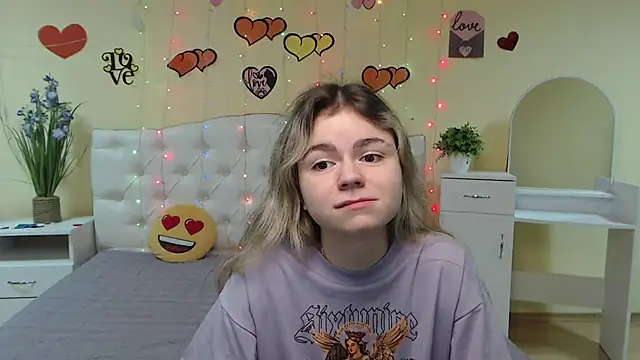 Snapshot of TinaRedly chatting on March 2025 10:40:02 AM TinaRedly online show from March 2025 10:40:02 AM