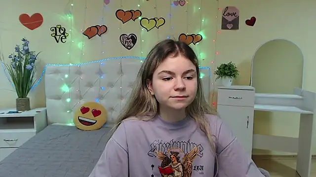 Snapshot of TinaRedly chatting on March 2025 02:07:01 PM TinaRedly online show from March 2025 02:07:01 PM