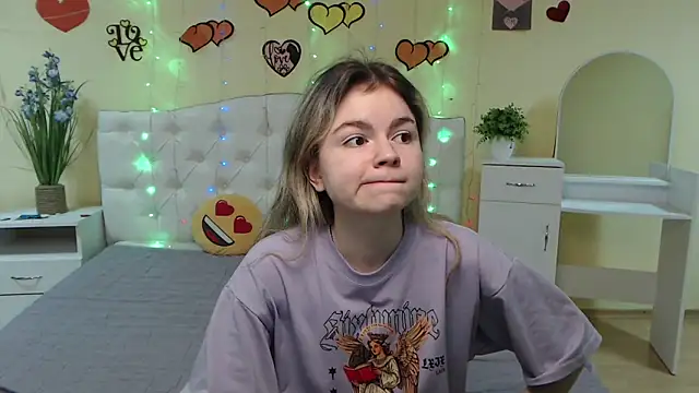 Snapshot of TinaRedly chatting on March 2025 05:13:01 PM TinaRedly online show from March 2025 05:13:01 PM