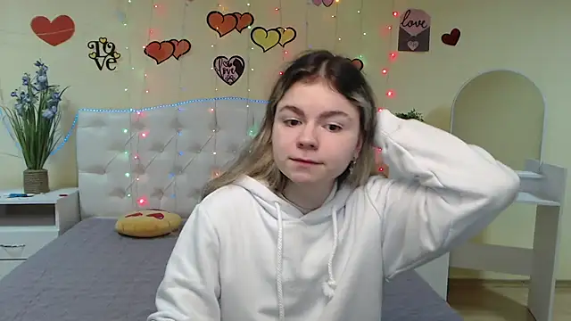 Snapshot of TinaRedly chatting on March 2025 06:33:01 PM TinaRedly online show from March 2025 06:33:01 PM