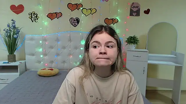 Snapshot of TinaRedly chatting on March 2025 09:35:01 PM TinaRedly online show from March 2025 09:35:01 PM