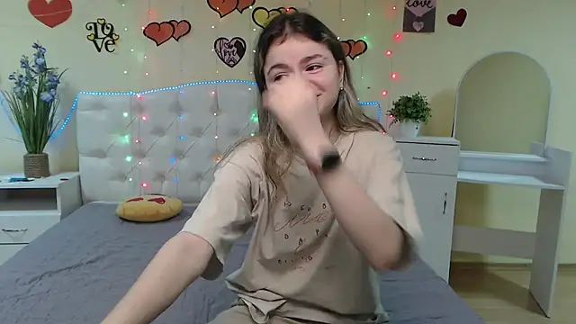 Snapshot of TinaRedly chatting on March 2025 12:37:02 AM TinaRedly online show from March 2025 12:37:02 AM