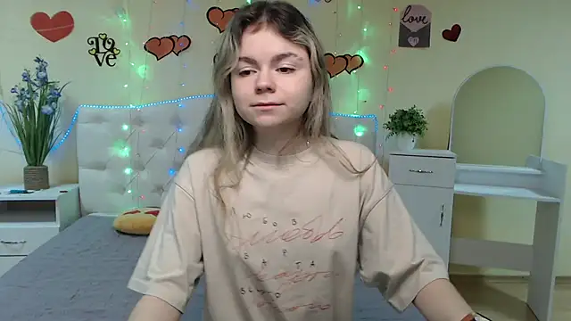 Snapshot of TinaRedly chatting on March 2025 04:05:01 AM TinaRedly online show from March 2025 04:05:01 AM