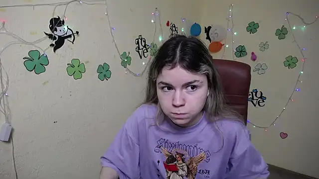 Snapshot of TinaRedly chatting on March 2025 06:18:01 PM TinaRedly online show from March 2025 06:18:01 PM