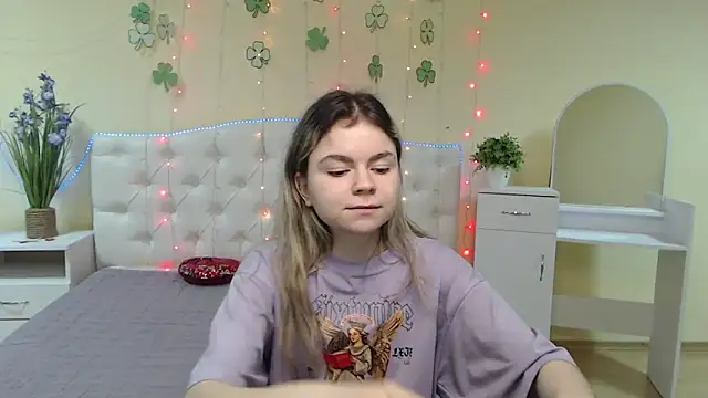 Snapshot of TinaRedly chatting on March 2025 01:19:01 AM TinaRedly online show from March 2025 01:19:01 AM