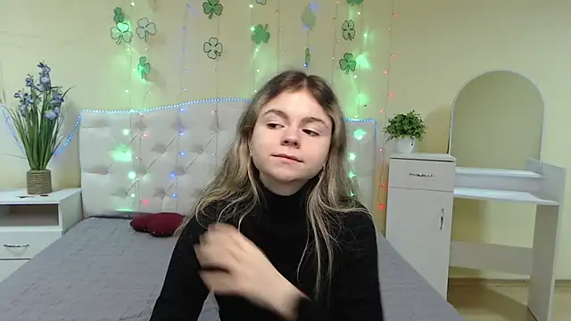 Snapshot of TinaRedly chatting on March 2025 06:23:01 PM TinaRedly online show from March 2025 06:23:01 PM