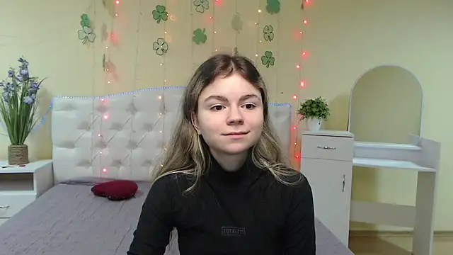 Snapshot of TinaRedly chatting on March 2025 01:57:02 AM TinaRedly online show from March 2025 01:57:02 AM