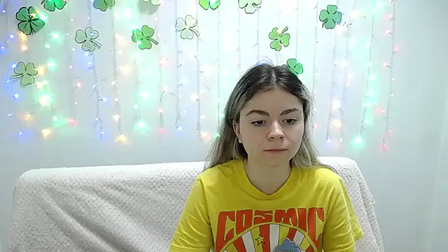 Snapshot of TinaRedly chatting on March 2025 09:34:01 PM TinaRedly online show from March 2025 09:34:01 PM