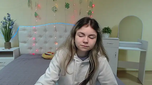 Snapshot of TinaRedly chatting on March 2025 06:03:02 PM TinaRedly online show from March 2025 06:03:02 PM