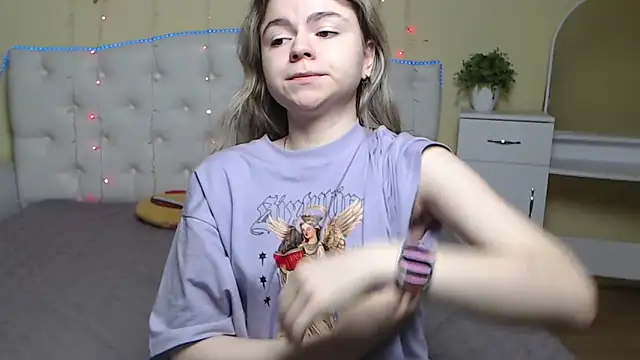 Snapshot of TinaRedly chatting on March 2025 12:47:02 AM TinaRedly online show from March 2025 12:47:02 AM