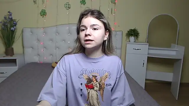 Snapshot of TinaRedly chatting on March 2025 03:54:02 AM TinaRedly online show from March 2025 03:54:02 AM