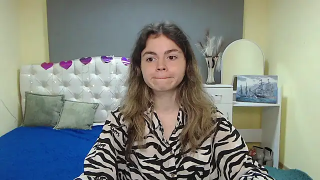 Snapshot of TinaRedly chatting on September 2025 05:24:02 PM TinaRedly online show from September 2025 05:24:02 PM