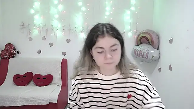 Snapshot of TinaRedly chatting on October 2025 05:54:01 PM TinaRedly online show from October 2025 05:54:01 PM