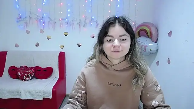 Snapshot of TinaRedly chatting on October 2025 05:24:02 PM TinaRedly online show from October 2025 05:24:02 PM