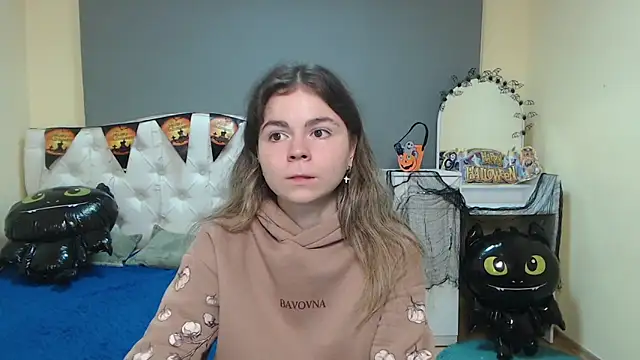 Snapshot of TinaRedly chatting on October 2025 05:35:01 PM TinaRedly online show from October 2025 05:35:01 PM