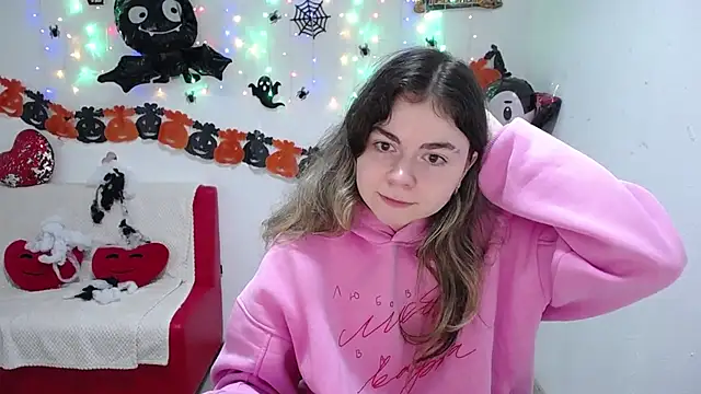 Snapshot of TinaRedly chatting on October 2025 06:12:01 PM TinaRedly online show from October 2025 06:12:01 PM