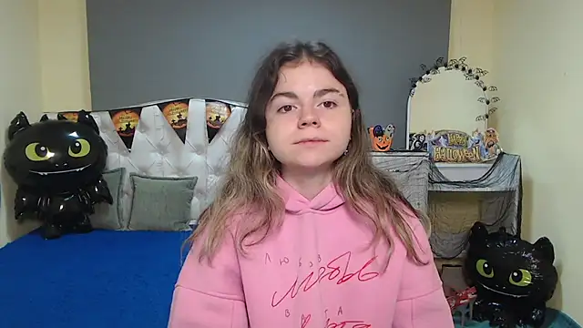 Snapshot of TinaRedly chatting on October 2025 06:43:01 PM TinaRedly online show from October 2025 06:43:01 PM