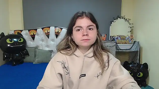 Snapshot of TinaRedly chatting on November 2025 06:43:01 PM TinaRedly online show from November 2025 06:43:01 PM