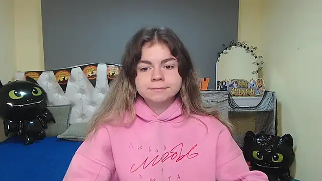 Snapshot of TinaRedly chatting on November 2025 06:45:01 AM TinaRedly online show from November 2025 06:45:01 AM