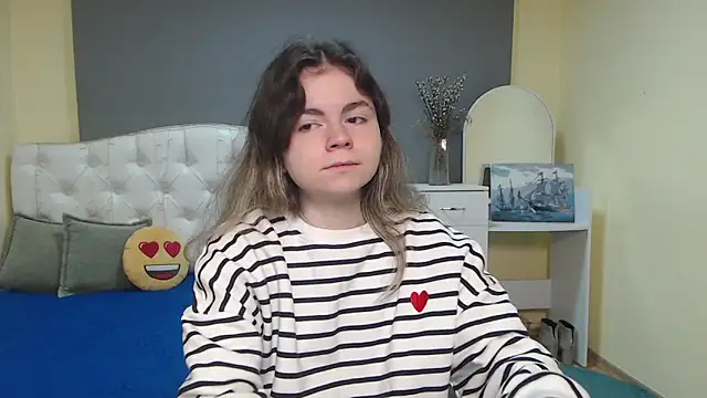 Snapshot of TinaRedly chatting on November 2025 12:06:01 PM TinaRedly online show from November 2025 12:06:01 PM