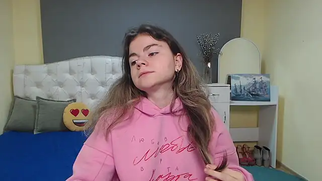 Snapshot of TinaRedly chatting on November 2025 06:46:01 AM TinaRedly online show from November 2025 06:46:01 AM