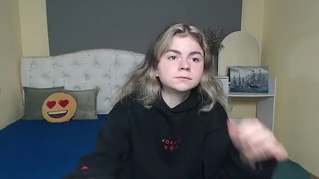 Snapshot of TinaRedly chatting on November 2025 06:40:02 PM TinaRedly online show from November 2025 06:40:02 PM