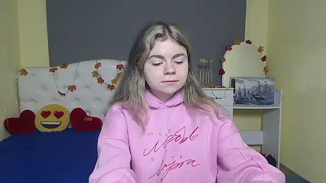 Snapshot of TinaRedly chatting on November 2025 06:56:02 AM TinaRedly online show from November 2025 06:56:02 AM