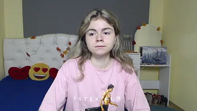 Snapshot of TinaRedly chatting on November 2025 12:15:02 PM TinaRedly online show from November 2025 12:15:02 PM