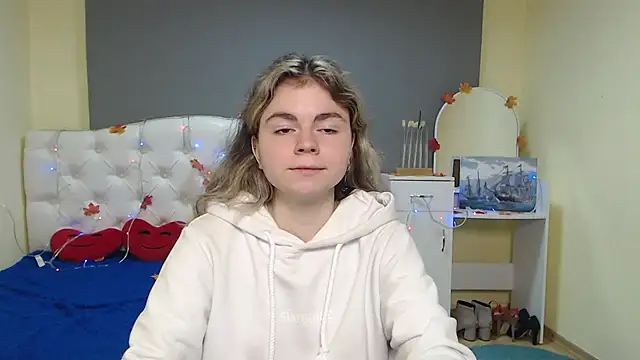 Snapshot of TinaRedly chatting on November 2025 06:30:02 PM TinaRedly online show from November 2025 06:30:02 PM