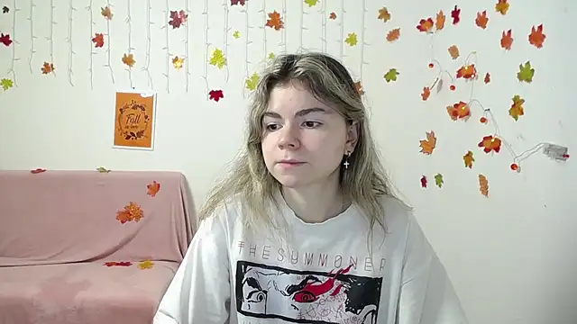 Snapshot of TinaRedly chatting on November 2025 07:00:02 AM TinaRedly online show from November 2025 07:00:02 AM