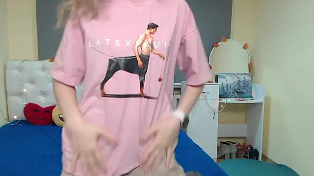 Snapshot of TinaRedly chatting on November 2025 06:33:02 PM TinaRedly online show from November 2025 06:33:02 PM