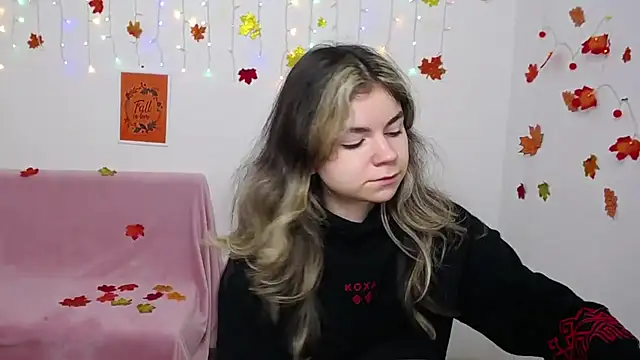 Snapshot of TinaRedly chatting on December 2025 06:36:02 PM TinaRedly online show from December 2025 06:36:02 PM