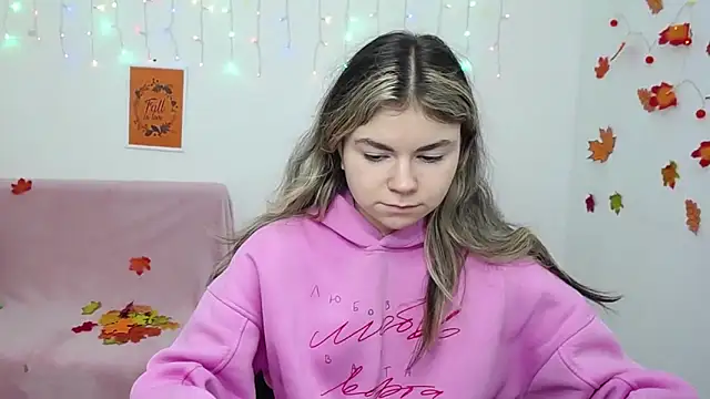 Snapshot of TinaRedly chatting on December 2025 06:39:01 PM TinaRedly online show from December 2025 06:39:01 PM