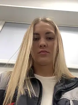 Snapshot of DreamGirl-777 chatting on December 2024 04:42:01 AM DreamGirl-777 online show from December 2024 04:42:01 AM