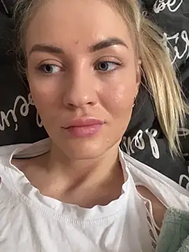 Snapshot of DreamGirl-777 chatting on March 2025 06:13:02 AM DreamGirl-777 online show from March 2025 06:13:02 AM