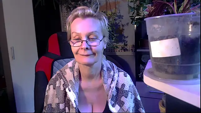 Snapshot of HelgaHimmell chatting on May 2026 04:41:01 AM HelgaHimmell online show from May 2026 04:41:01 AM