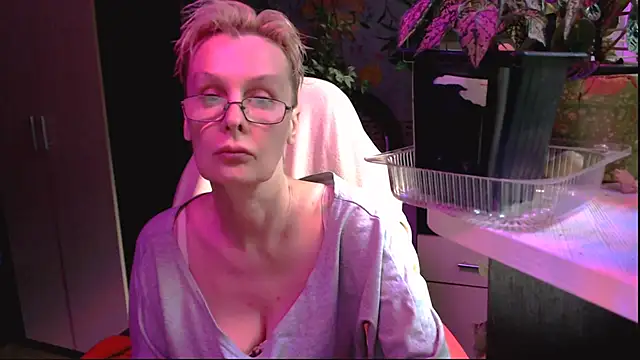 Snapshot of HelgaHimmell chatting on June 2026 05:14:02 PM HelgaHimmell online show from June 2026 05:14:02 PM