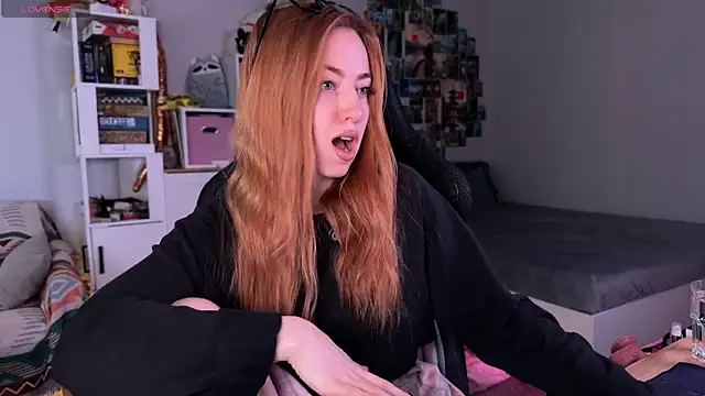 LinaWitch online show from November 2025 10:26:01 AM