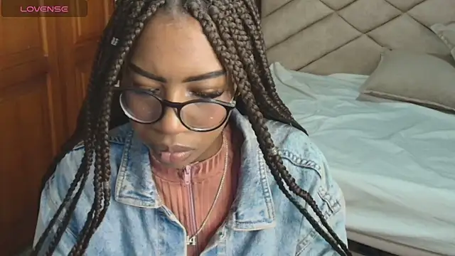 Snapshot of Raquel_jones chatting on September 2025 12:21:02 PM Raquel jones online show from September 2025 12:21:02 PM