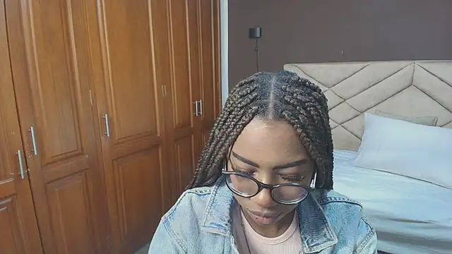 Snapshot of Raquel_jones chatting on October 2025 12:05:02 PM Raquel jones online show from October 2025 12:05:02 PM