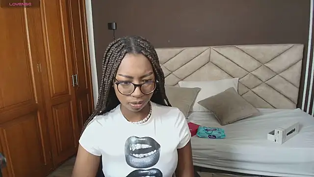 Snapshot of Raquel_jones chatting on November 2025 11:32:02 AM Raquel jones online show from November 2025 11:32:02 AM