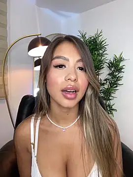  laura 02 online show from March 2025 10:10:02 PM