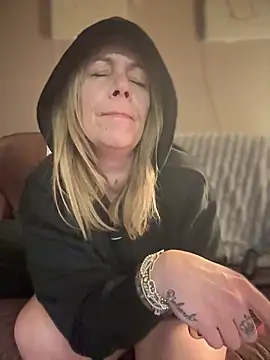 Snapshot of blondebitch2 chatting on February 2025 03:59:01 AM blondebitch2 online show from February 2025 03:59:01 AM