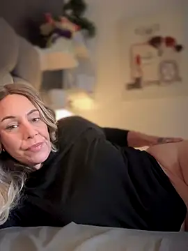 Snapshot of blondebitch2 chatting on November 2025 10:04:02 AM blondebitch2 online show from November 2025 10:04:02 AM