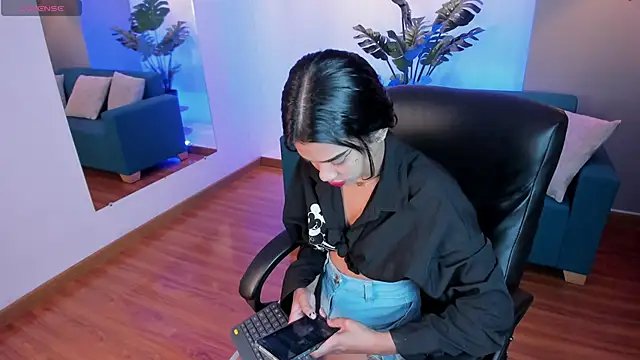 saracorraless online show from January 2025 12:47:02 PM