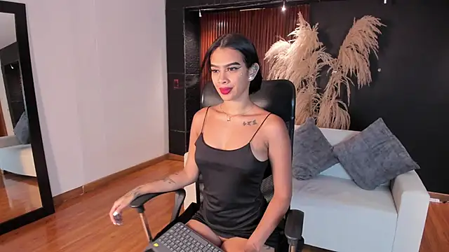 saracorraless online show from February 2025 07:00:01 PM