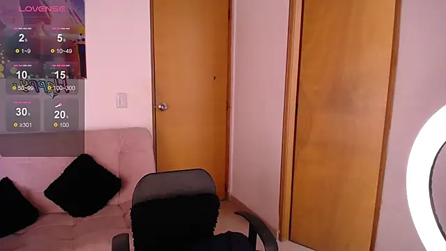 Snapshot of Emii_Sweet chatting on May 2026 01:06:02 PM Emii Sweet online show from May 2026 01:06:02 PM