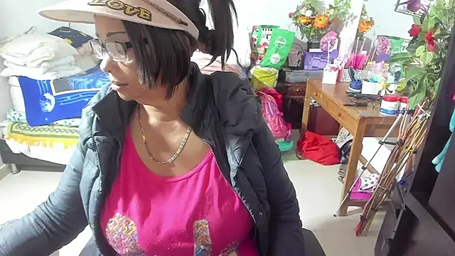 Snapshot of Mrs_mommy_ chatting on September 2025 10:04:01 PM Mrs mommy online show from September 2025 10:04:01 PM
