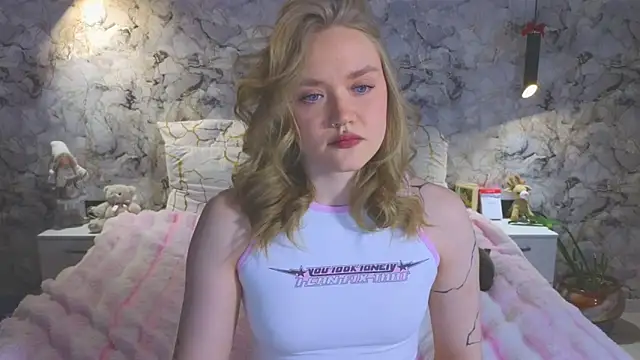 Snapshot of Aurora_Golden1 chatting on April 2026 06:47:02 AM Aurora Golden1 online show from April 2026 06:47:02 AM