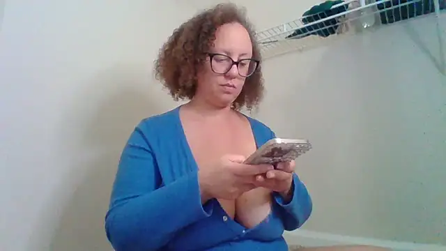 Snapshot of Paisleehaze chatting on October 2025 01:31:01 AM Paisleehaze online show from October 2025 01:31:01 AM